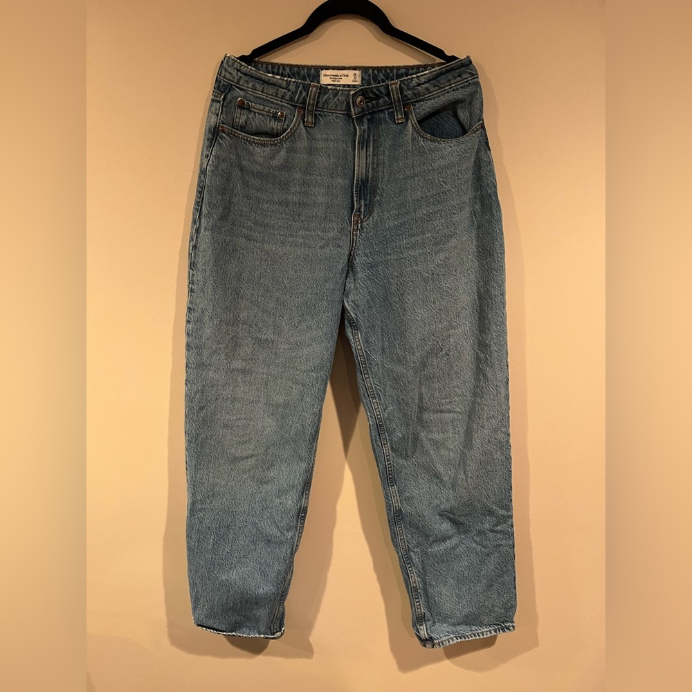 Abercrombie & Fitch taper Jean. Size 6s